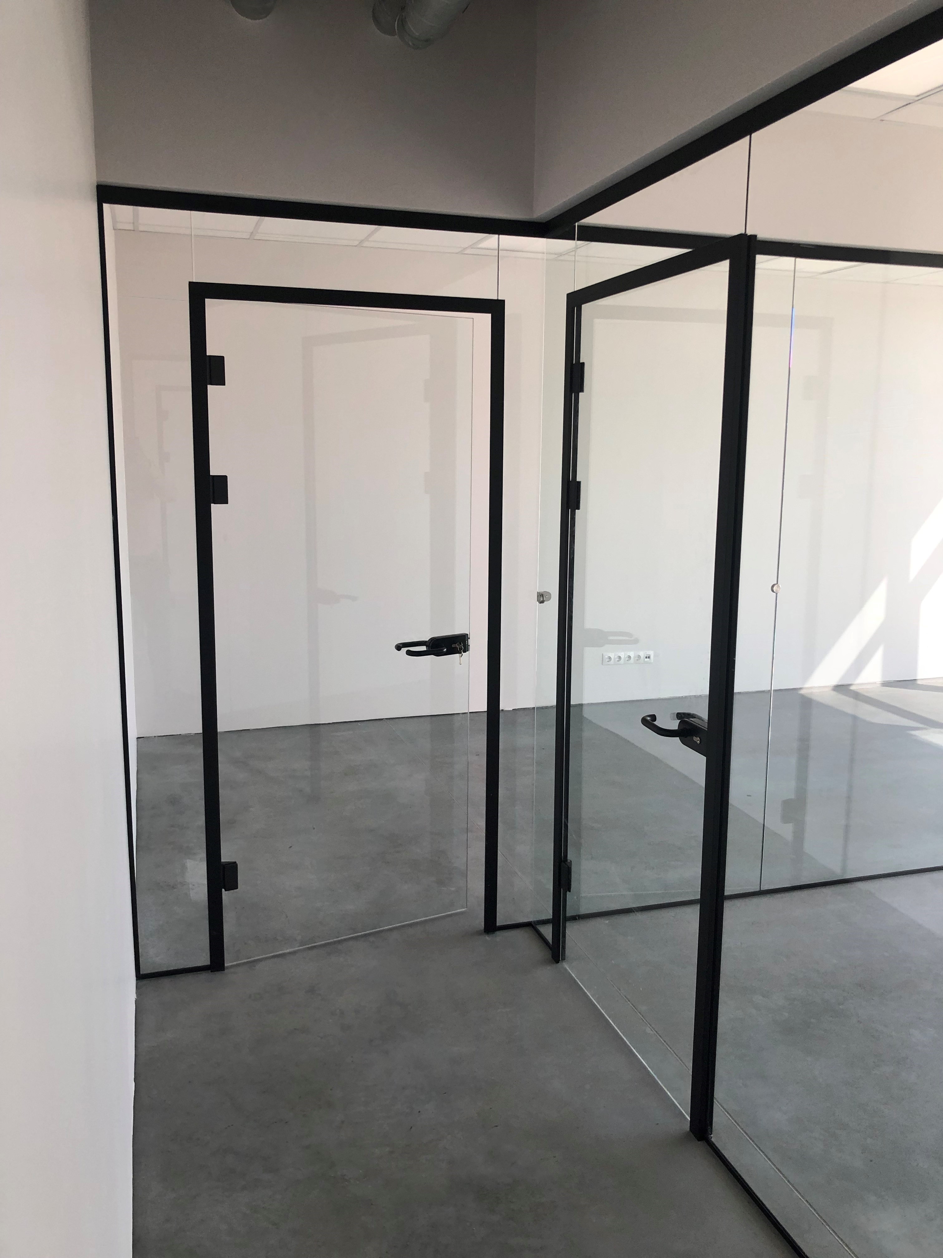Frameless partitions